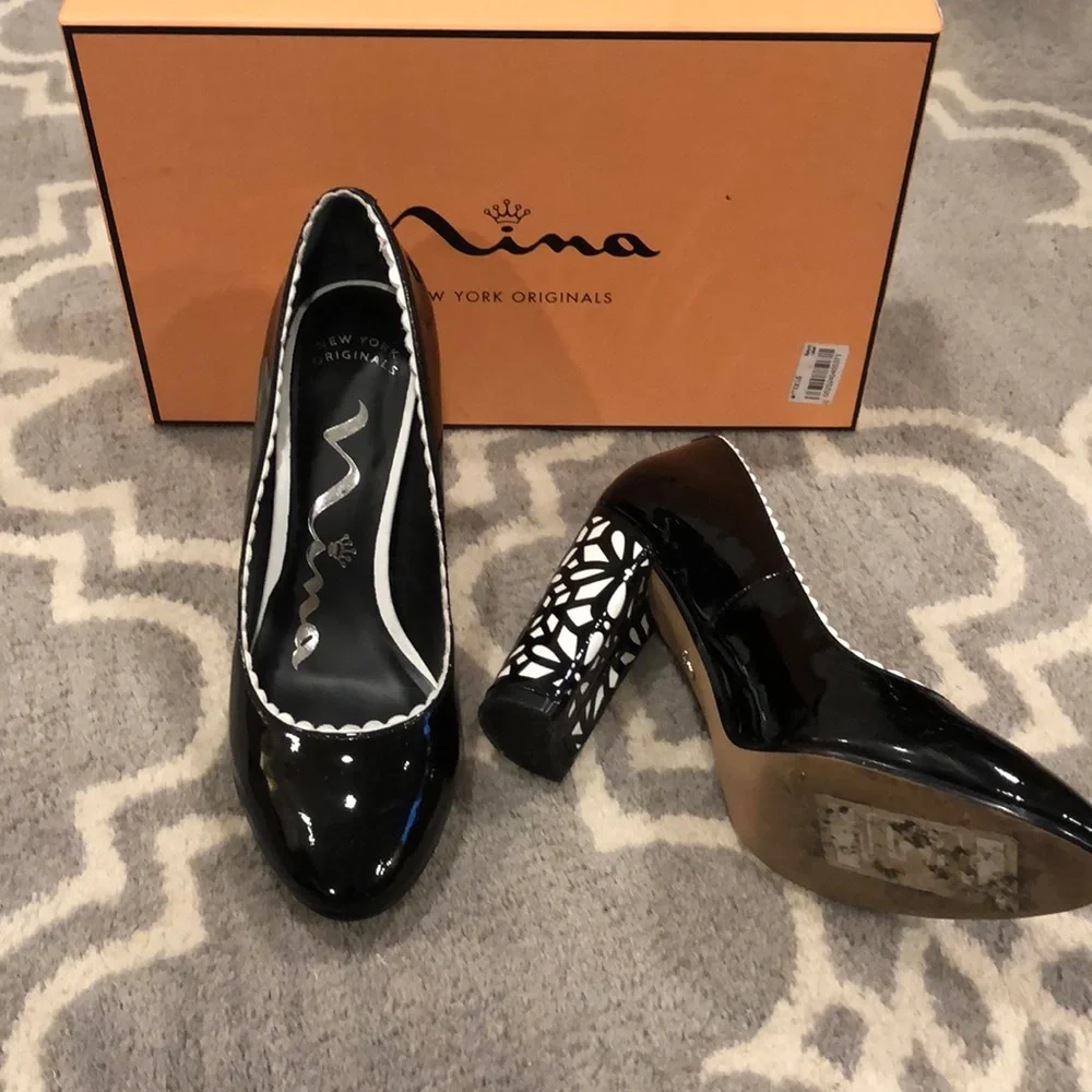 Nina Black and white patent leather shoe